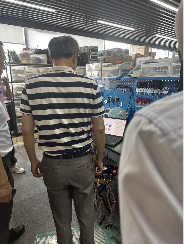 熱烈歡迎楊浦區科學技術委員會和上海無線電設備研究所各領導（dǎo）蒞臨我司參觀指導！.jpg